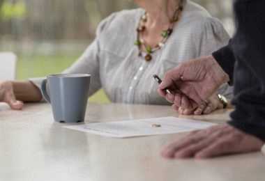 Как написать заявление на материальную помощь в соцзащиту пенсионеру
