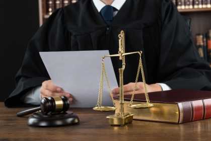 Как правильно написать ходатайство в суд на отложение дела